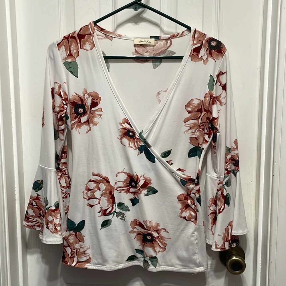 Pinc. Size M. Stretchy top with beautiful rose flowers.